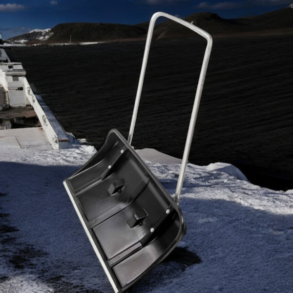 Лопата снегоуборочная (скрепер) на колесах 120х82х45 см., пластиковая с металлической рукояткой 5217